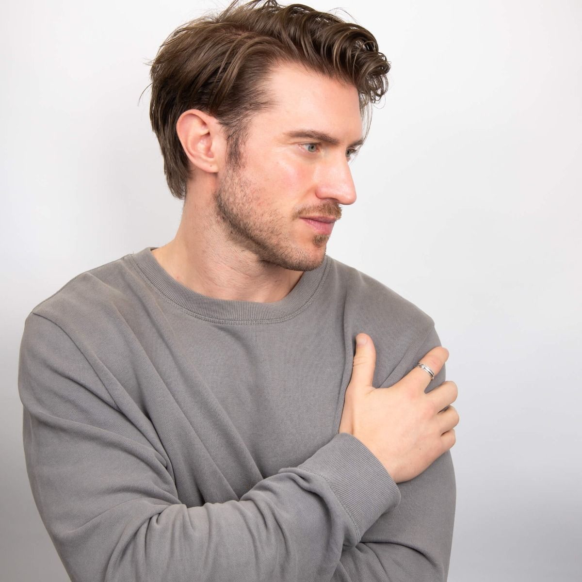 Uomo che indossa un anello fascia spin uomo di BDG in stile moderno e minimalista
