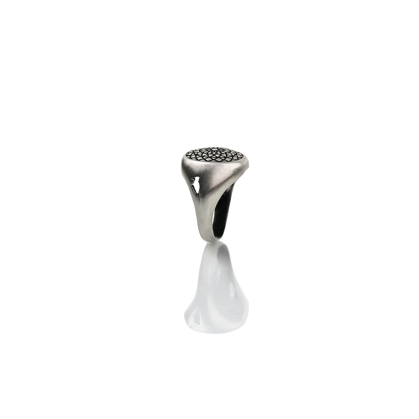 Anello chevalier mandala in argento opaco con design intricato di BDG Accessories