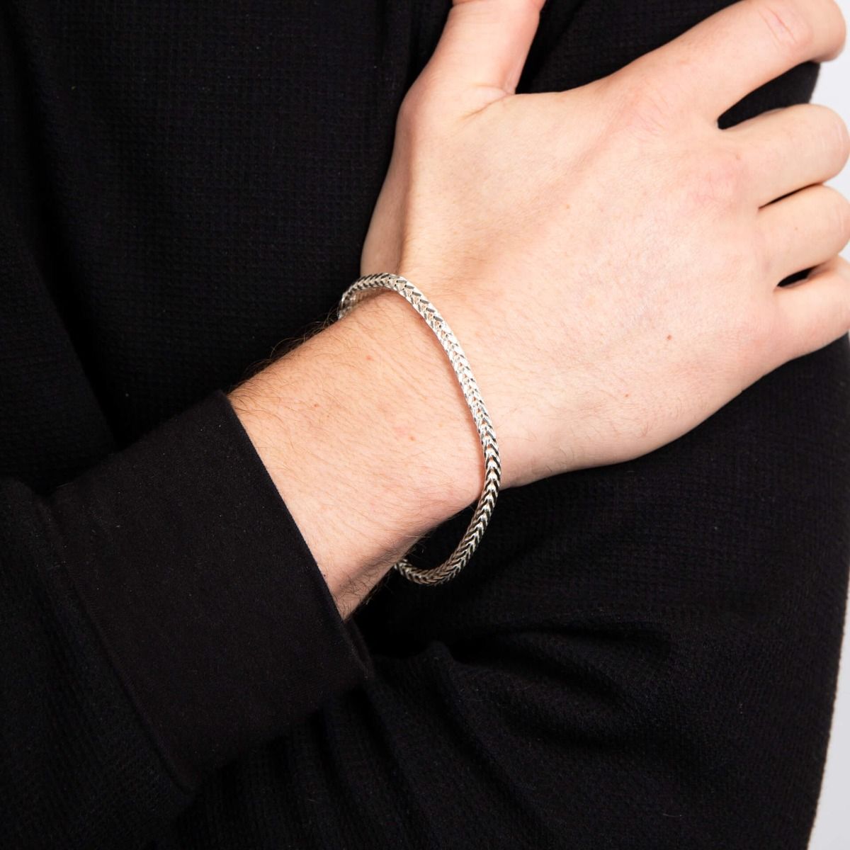 Bracciale argento uomo coda di volpe indossato su polso maschile con maglia intrecciata fine