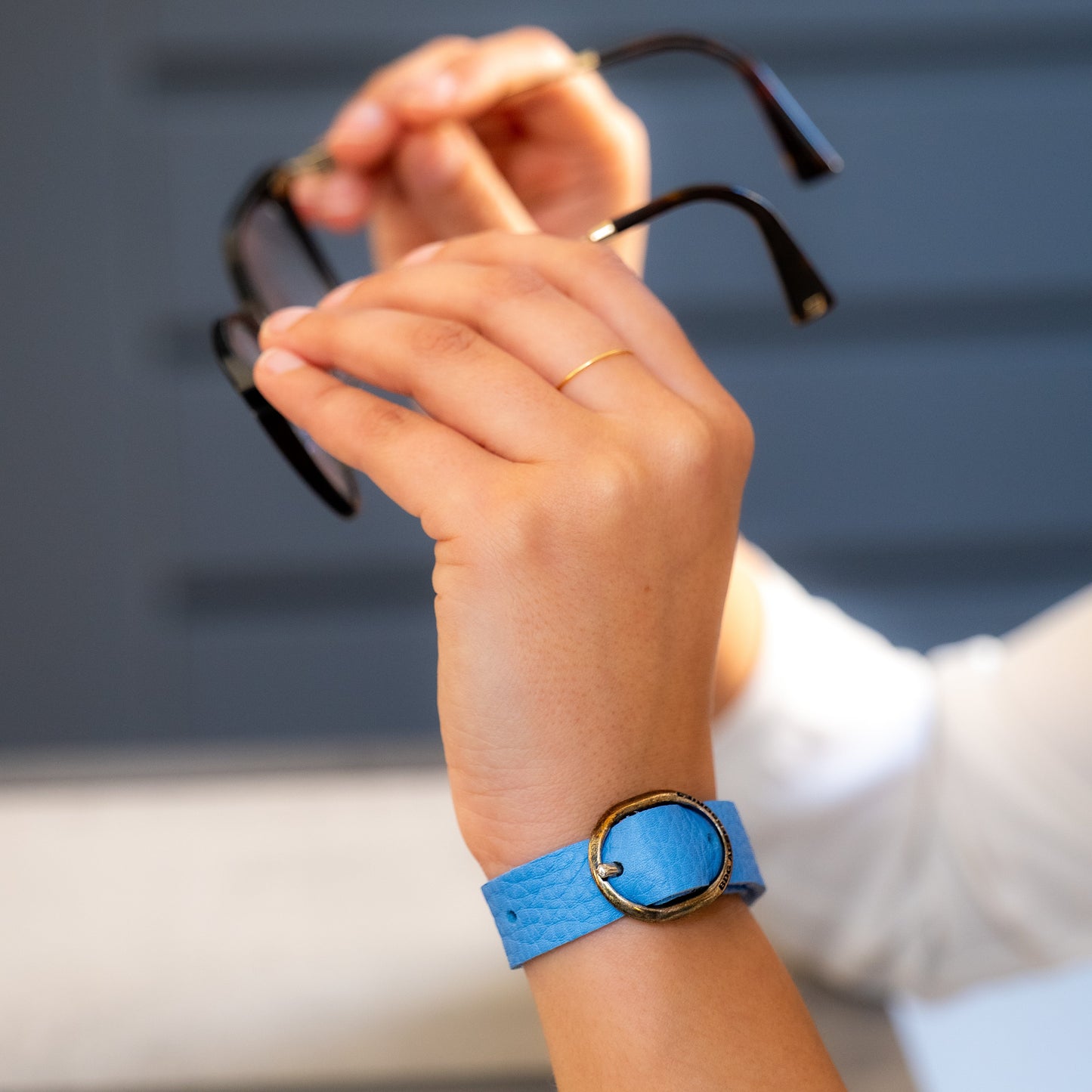 Bracciale ellipse elegante BDG Accessories con cinturino azzurro e fibbia metallica indossato al polso