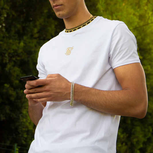 Uomo che indossa un bracciale a catena uomo argento di Gecko con maglie larghe e design moderno