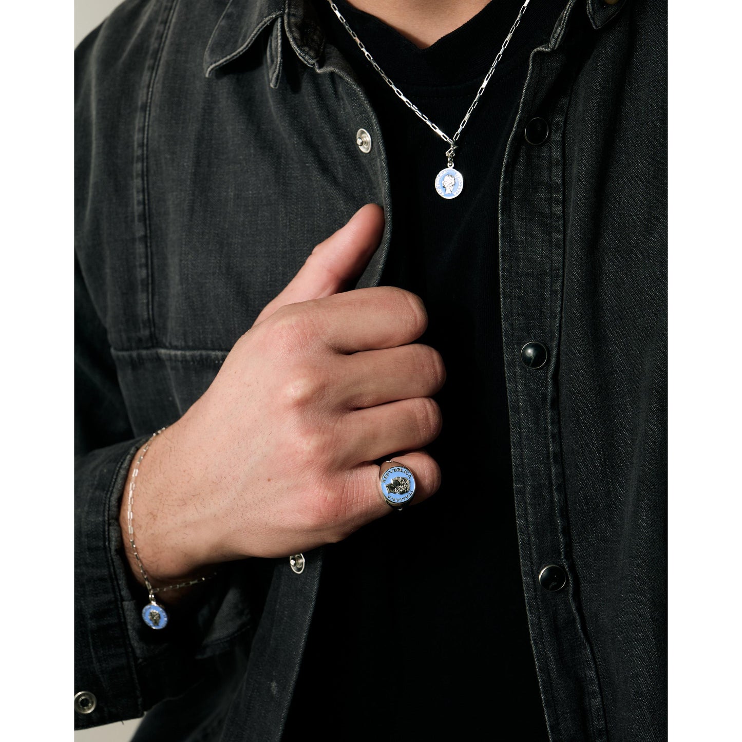 Collana argento smalto dolce vita anni 50 vintage indossata con anello e bracciale coordinati