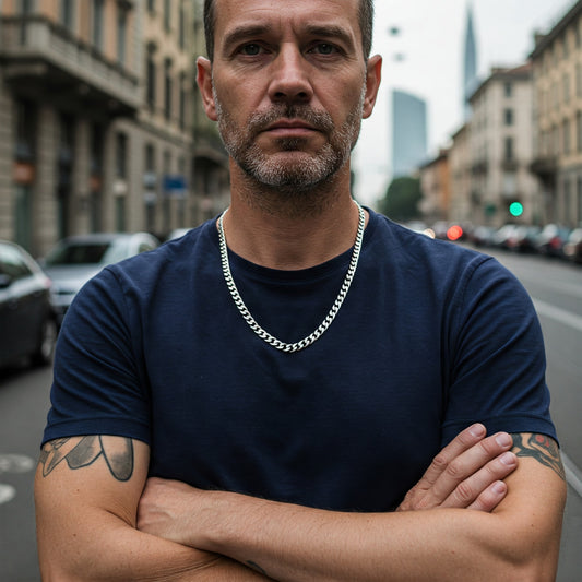 Uomo con collana groumette pesante argento Gecko in strada urbana con maglietta blu