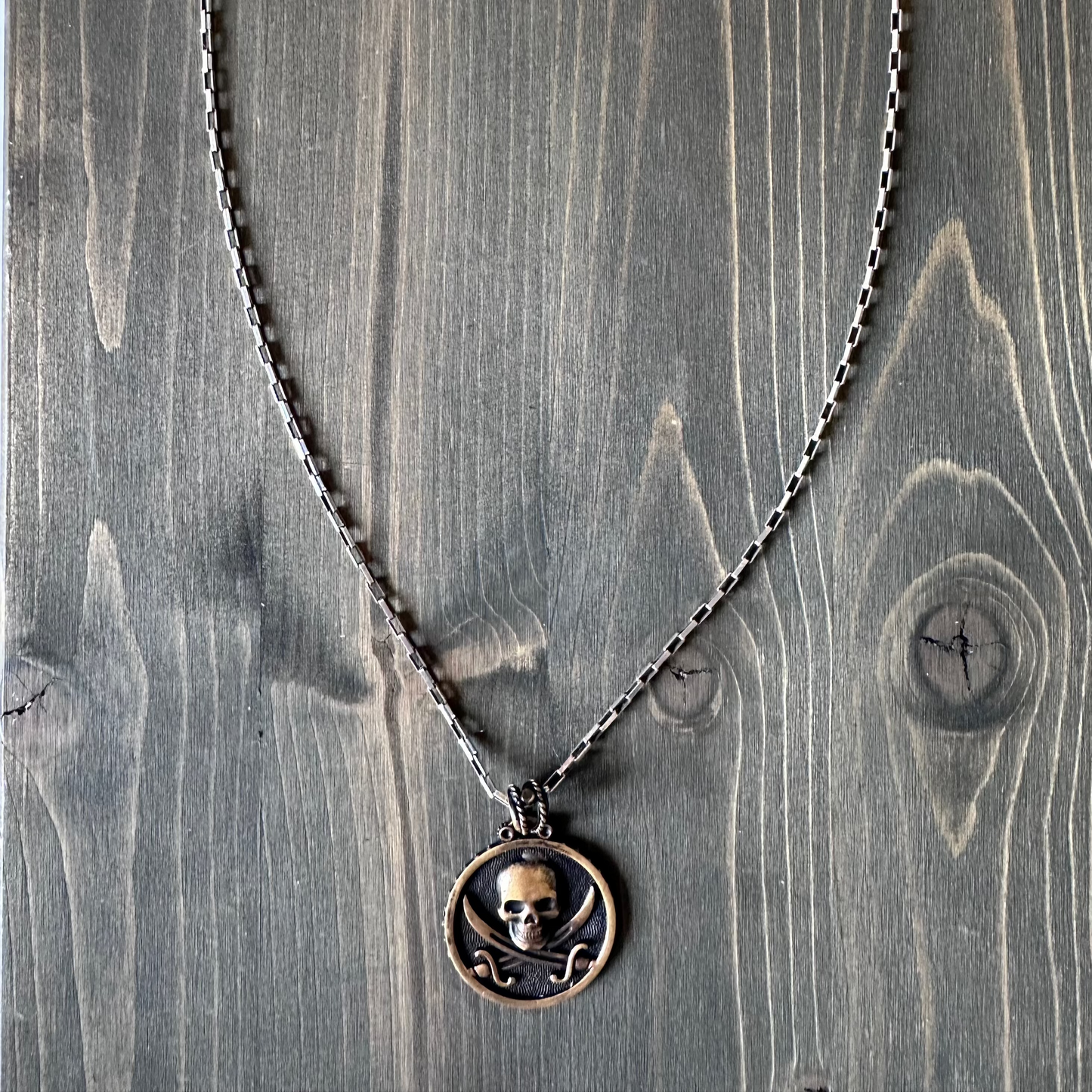 Collana in argento e bronzo black sails pirati con pendente teschio da BDG Accessories
