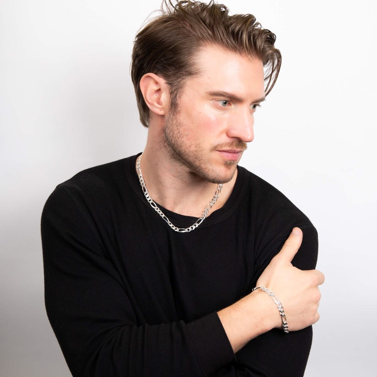 Collana uomo di design maglie figaro in argento indossata da modello con maglione nero