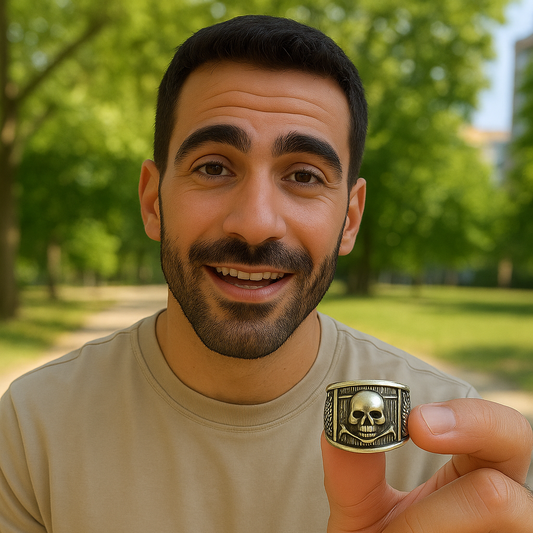 Anello uomo chevalier pirati argento con teschio indossato da uomo con barba in ambiente esterno