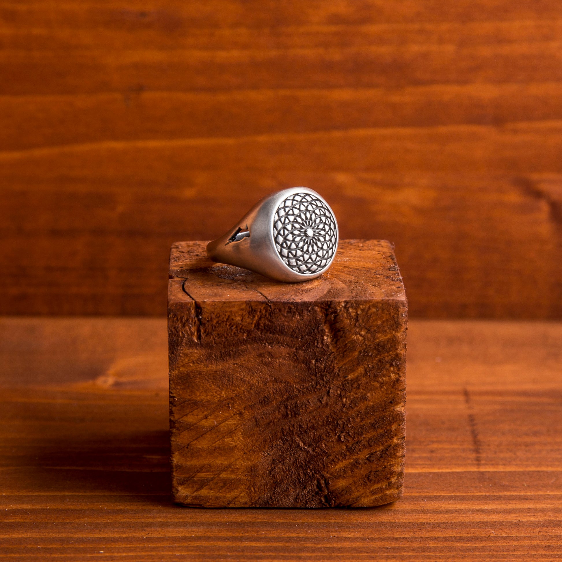 Anello chevalier mandala in acciaio di BDG Accessories su base di legno marrone
