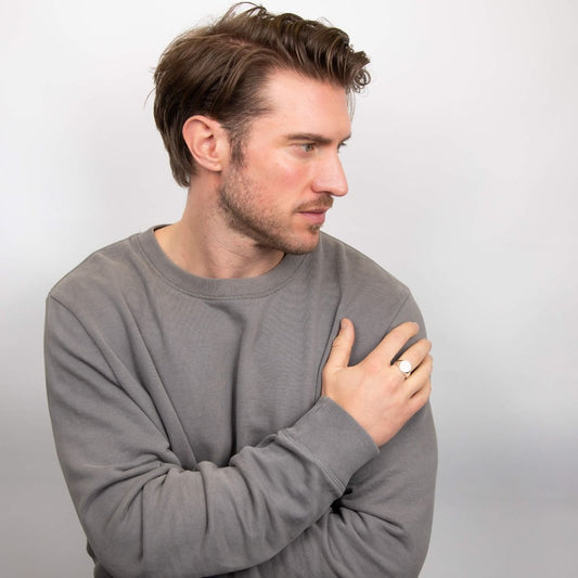 Anello chevalier rotondo uomo indossato da uomo con maglione grigio firmato BDG Accessories