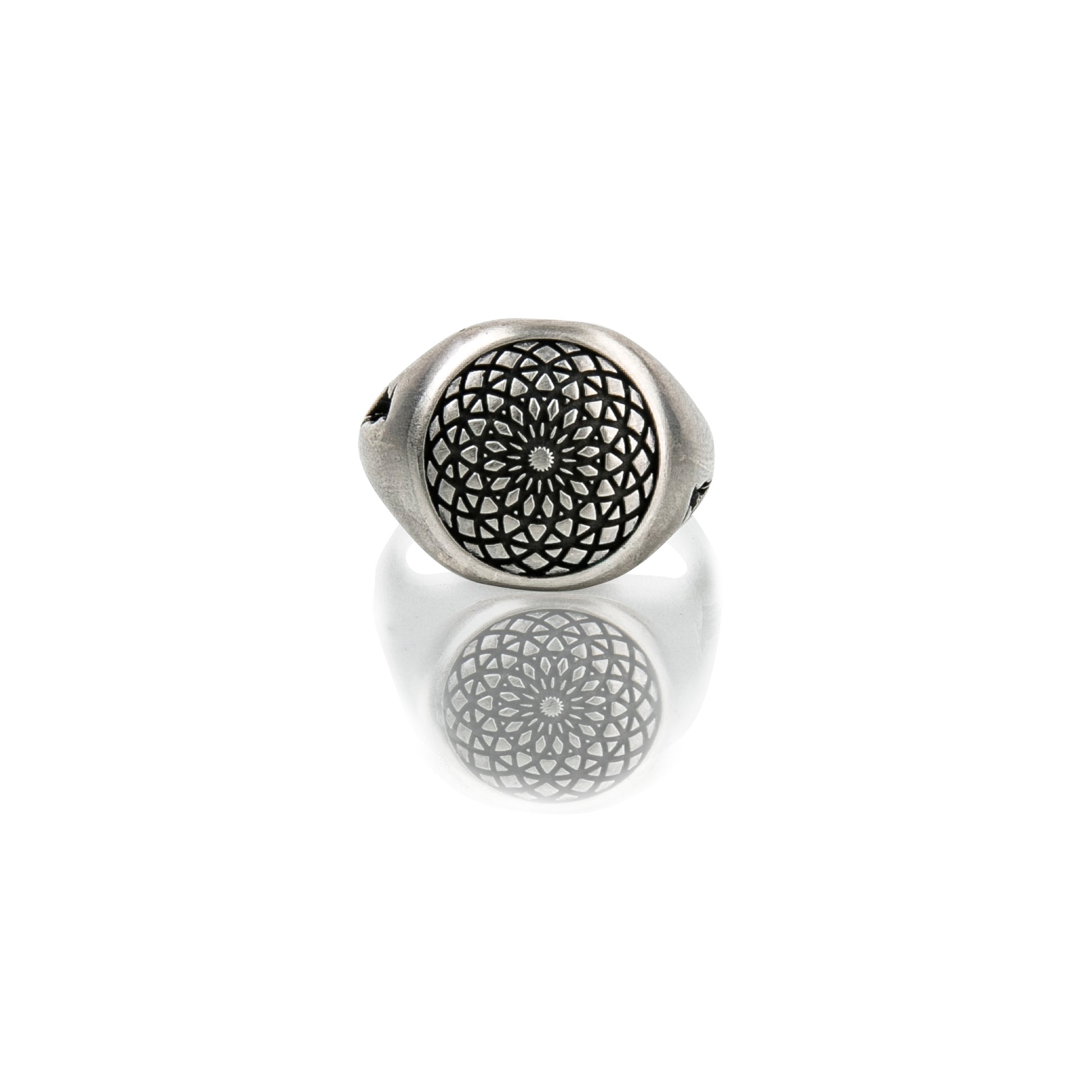 Anello chevalier mandala in metallo argentato con design geometrico inciso di BDG Accessories