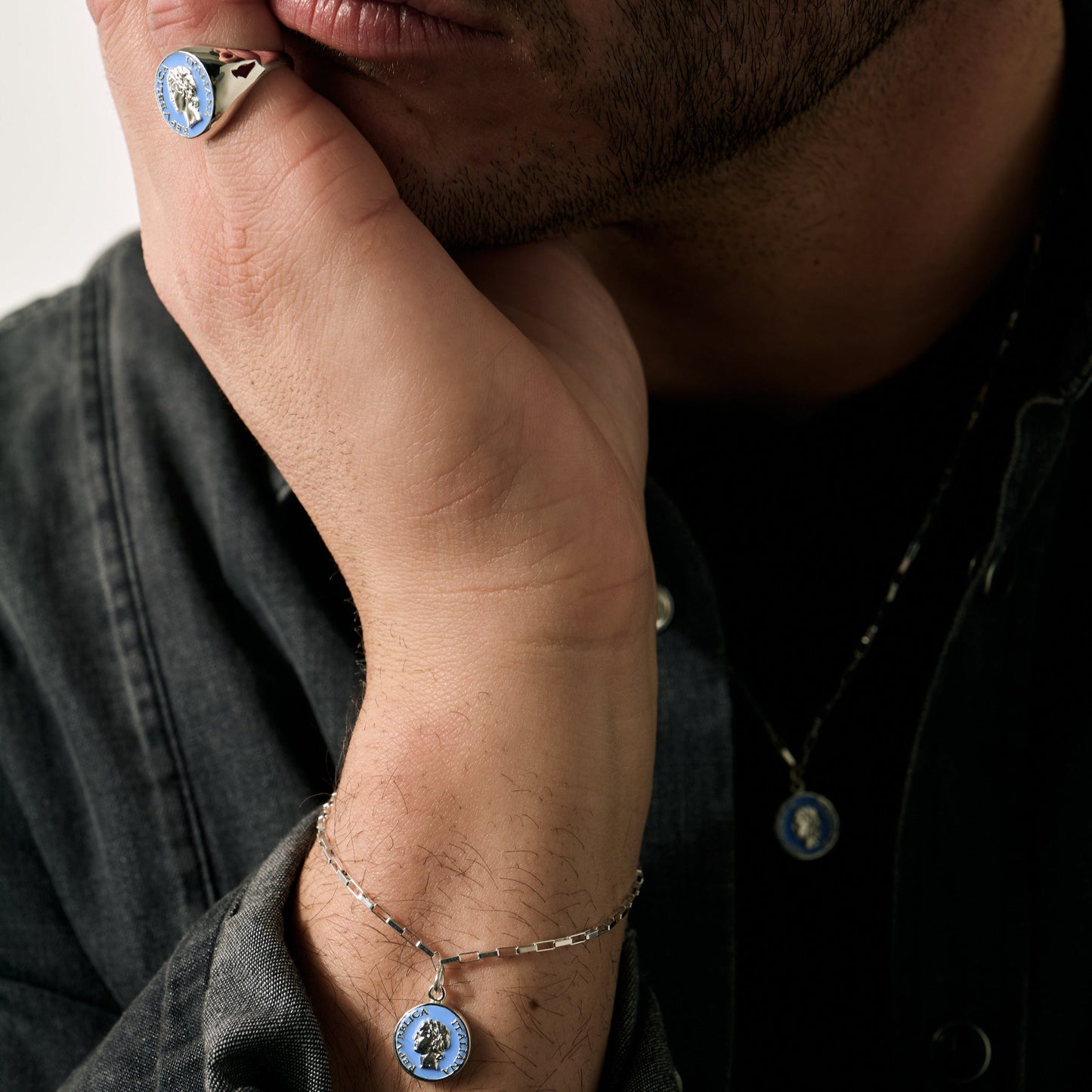 Bracciale argento dolce vita anni 50 vintage con pendenti colorati indossato al polso