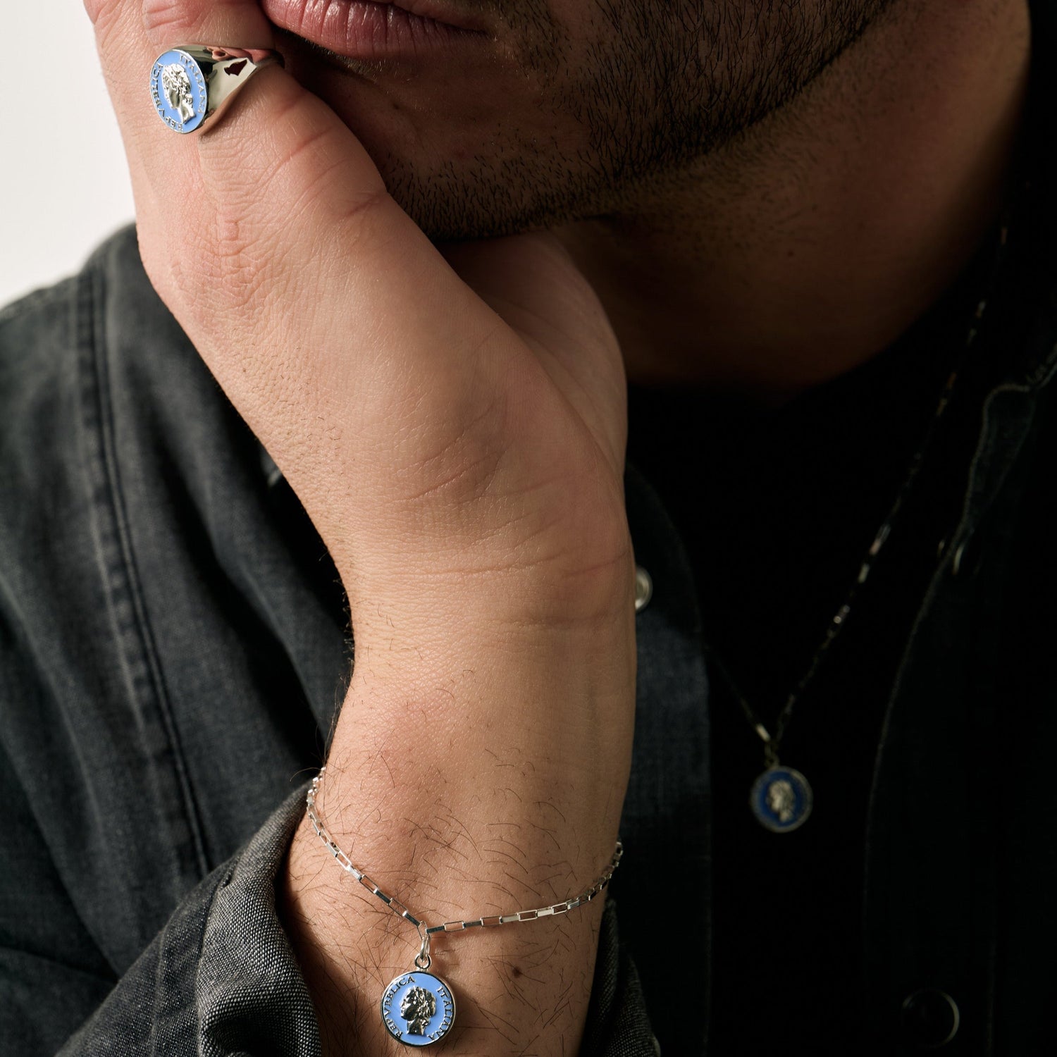 Bracciale argento dolce vita anni 50 vintage con pendenti colorati indossato al polso