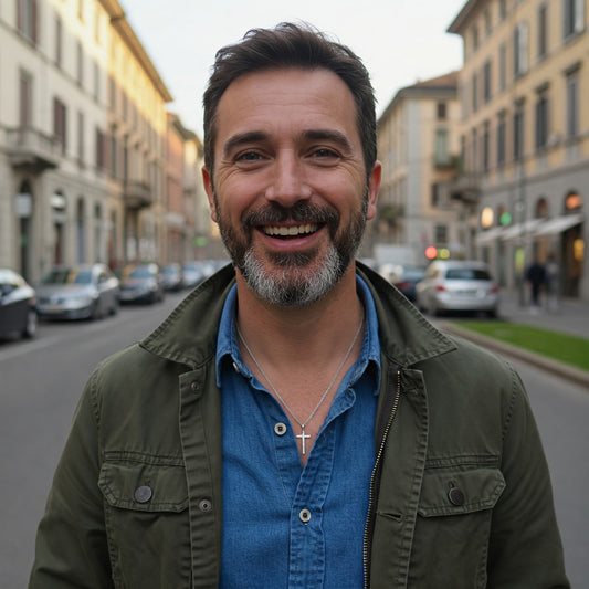 Uomo che indossa una collana in argento con pendente croce in una strada urbana