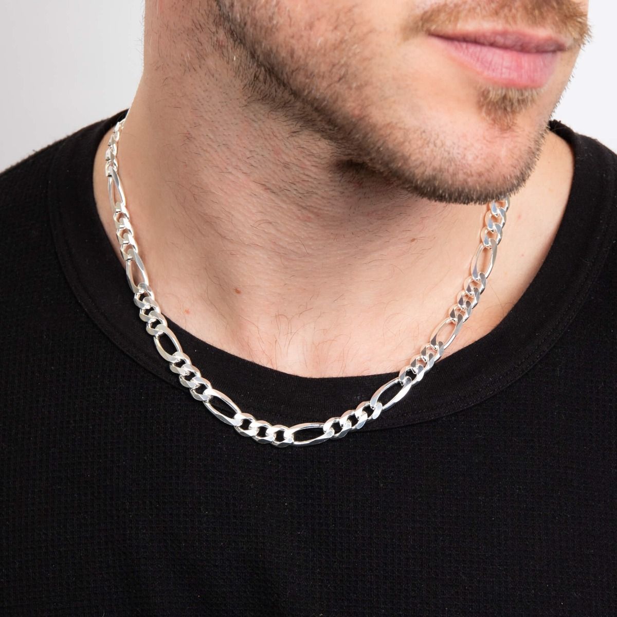 Collana uomo argento figaro di Gecko indossata da uomo con maglietta nera
